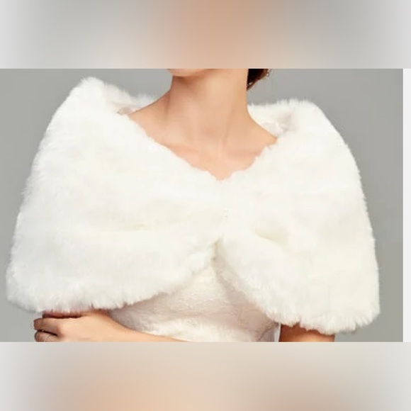Wait For You Ivory Soft Faux Fur Collar Satin Lined Shawl Wrap - Picture 1 of 7